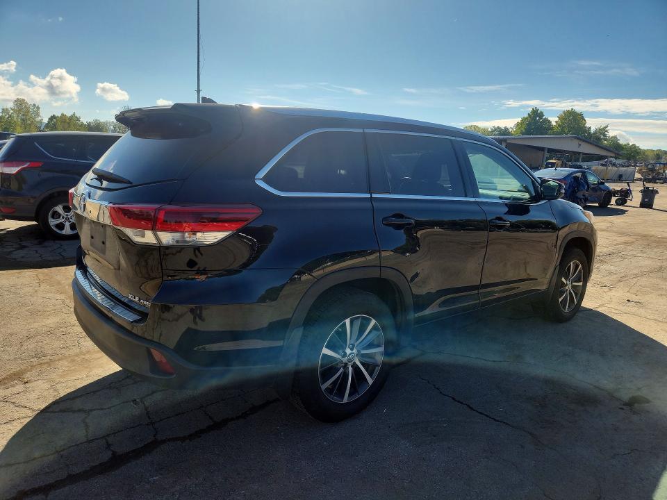 Продажа на аукционе авто 2018 Toyota Highlander, vin: 5TDJZRFH2JS538919, номер лота: 69007126