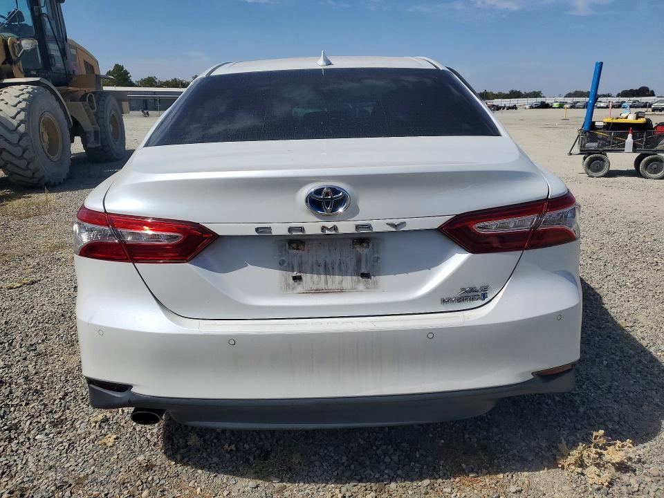 70110356 :رقم المزاد ، 4T1B21HK9JU509637 vin ، 2018 Toyota Camry Hybrid مزاد بيع