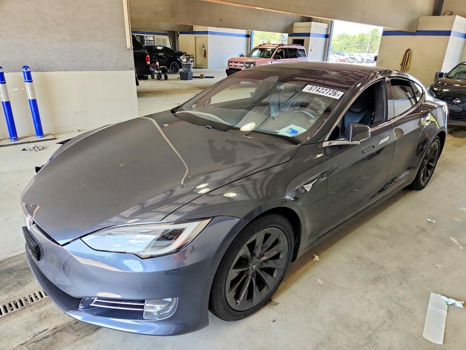 67422726 :رقم المزاد ، 5YJSA1E28JF247288 vin ، 2018 Tesla Model S مزاد بيع
