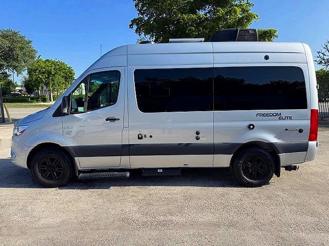 68984336 :رقم المزاد ، W1X4EBHY0NP484324 vin ، 2022 Mercedes-benz Sprinter مزاد بيع