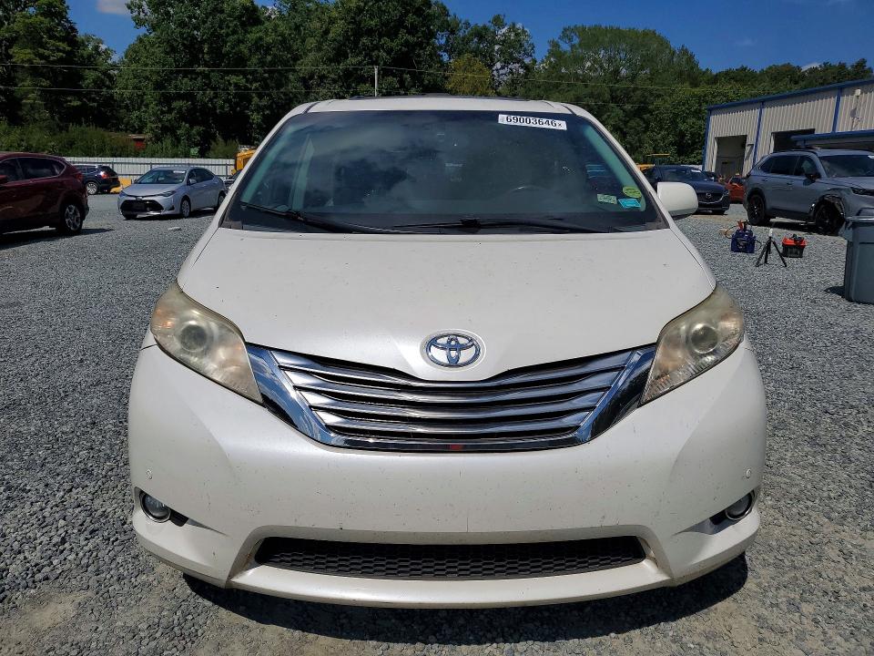 69003646 :رقم المزاد ، 5TDYK3DC9BS082619 vin ، 2011 Toyota Sienna مزاد بيع