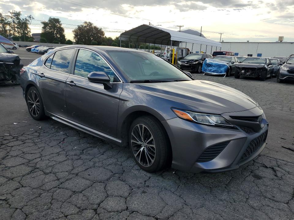 Продажа на аукционе авто 2018 Toyota Camry, vin: 4T1B11HK8JU647057, номер лота: 68213126