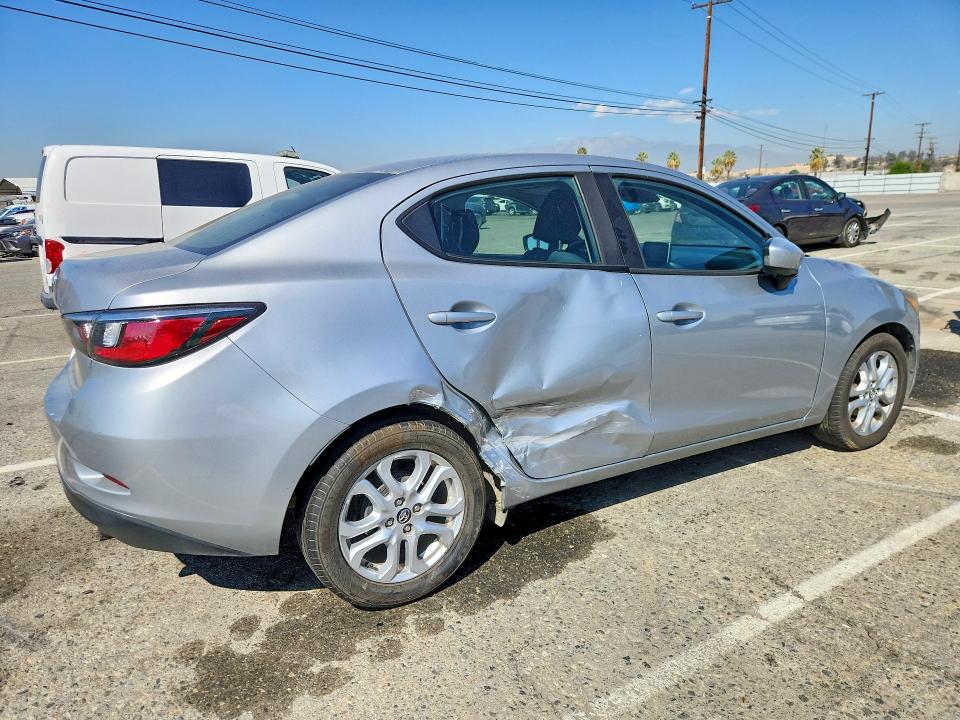 70353856 :رقم المزاد ، 3MYDLBYV4JY302713 vin ، 2018 Toyota Yaris Ia مزاد بيع