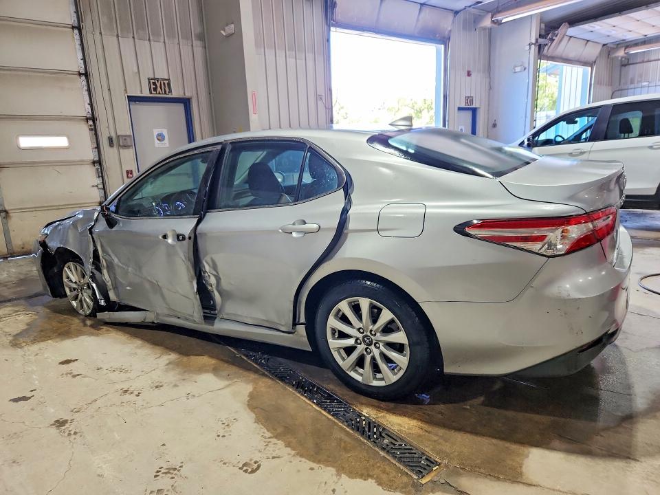 70108066 :رقم المزاد ، 4T1C11AK7LU945911 vin ، 2020 Toyota Camry مزاد بيع