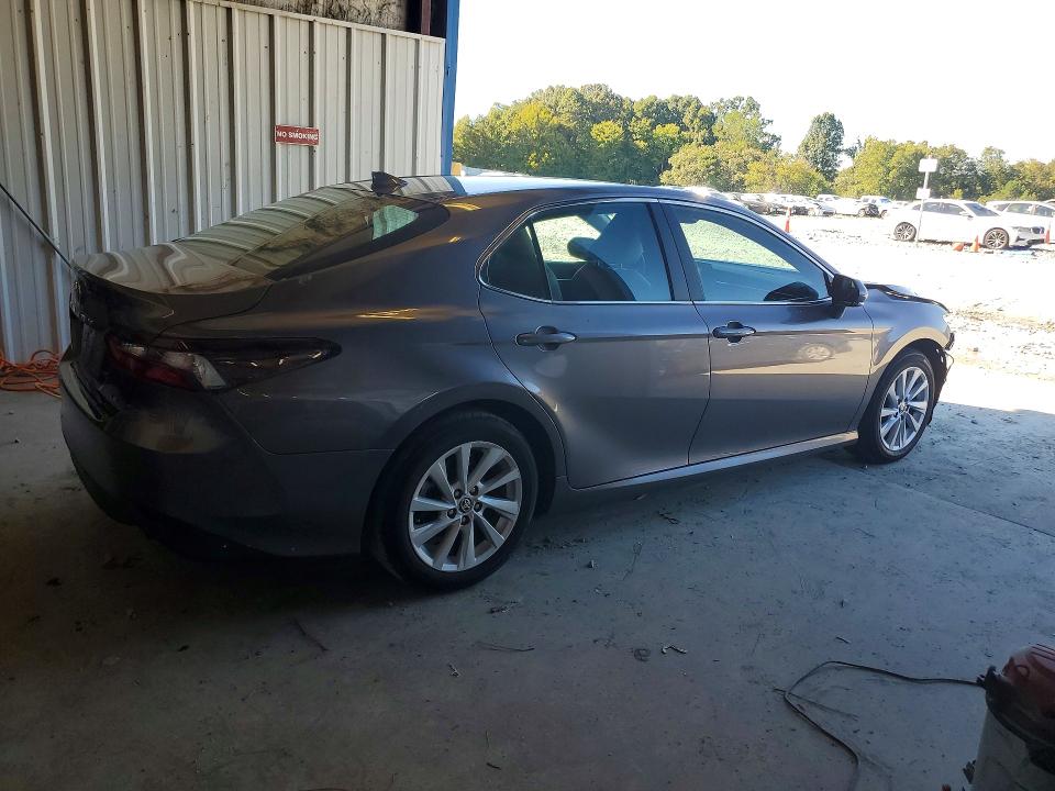 70675016 :رقم المزاد ، 4T1R11AK5MU421166 vin ، 2021 Toyota Camry مزاد بيع