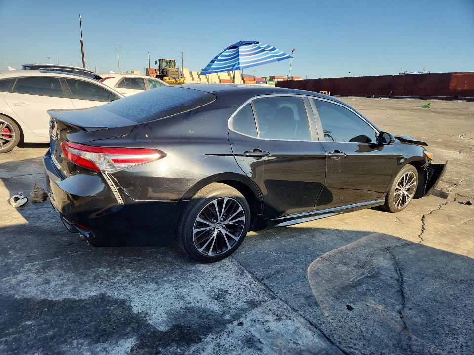 2018 Toyota Camry მანქანა იყიდება აუქციონზე, vin: 4T1B11HK1JU615003, აუქციონის ნომერი: 70154686