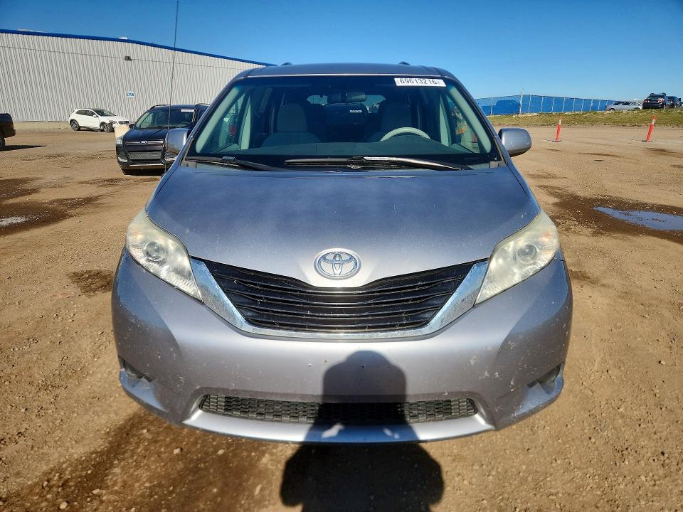 69613216 :رقم المزاد ، 5TDKA3DC6BS004453 vin ، 2011 Toyota Sienna مزاد بيع