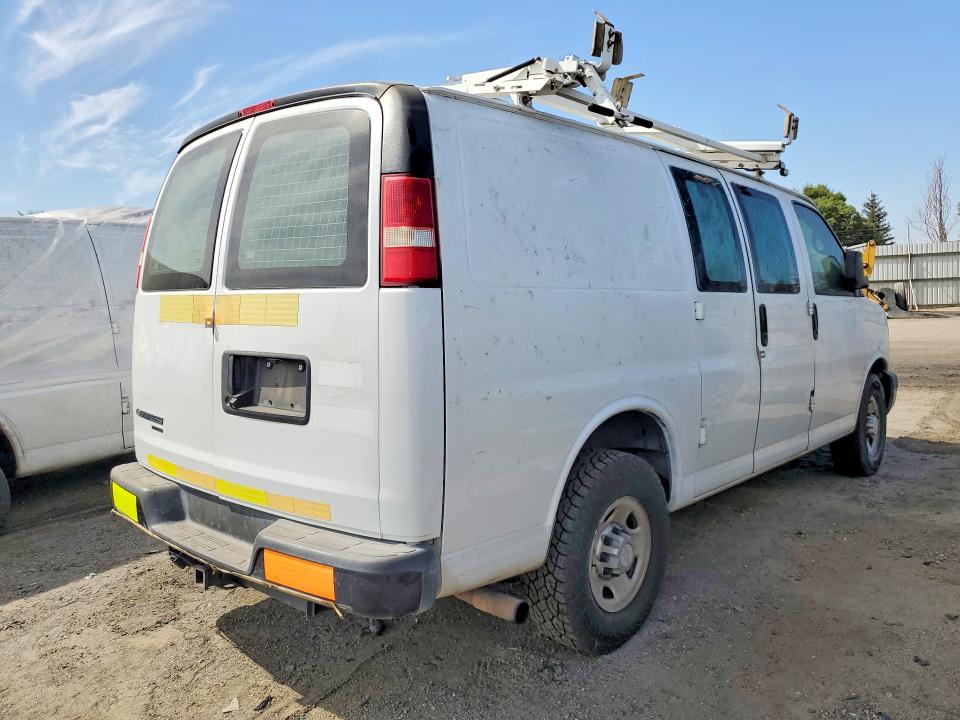 68421586 :رقم المزاد ، 1GCWGFCF7F1221977 vin ، 2015 Chevrolet Express مزاد بيع