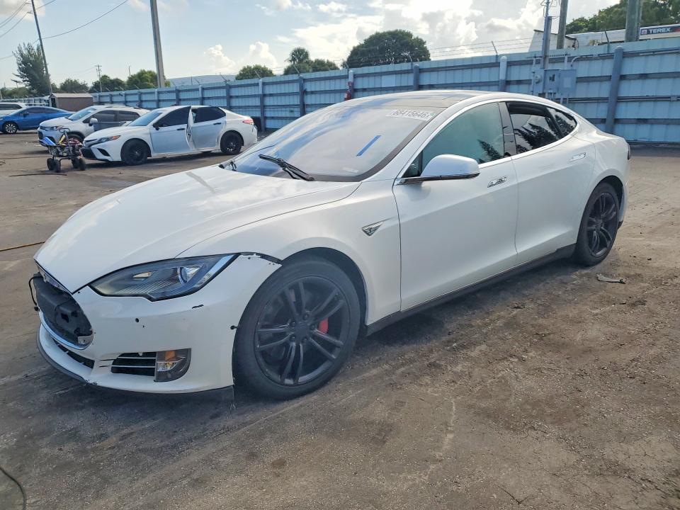 2015 Tesla Model S მანქანა იყიდება აუქციონზე, vin: 5YJSA1S22FF096735, აუქციონის ნომერი: 68415646