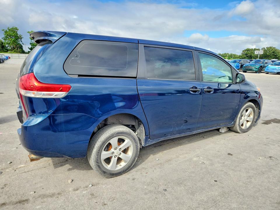 2011 Toyota Sienna მანქანა იყიდება აუქციონზე, vin: 5TDZK3DC4BS025040, აუქციონის ნომერი: 70353156
