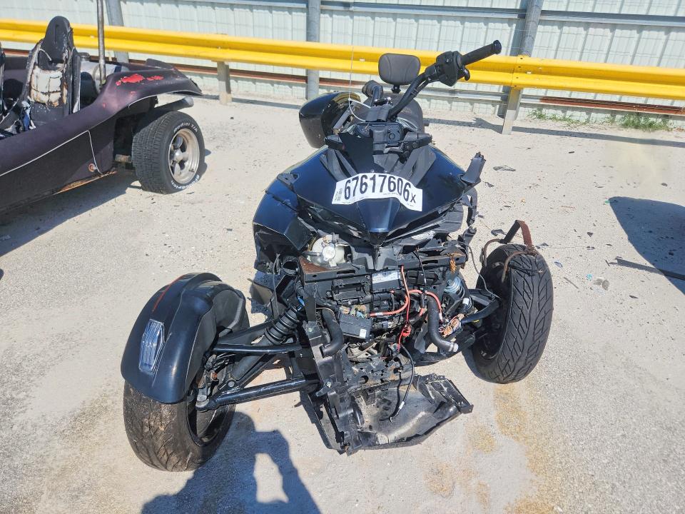 67617606 :رقم المزاد ، 2BXRDDE28MV000487         vin ، 2021 Can-am Spyder Roadster مزاد بيع