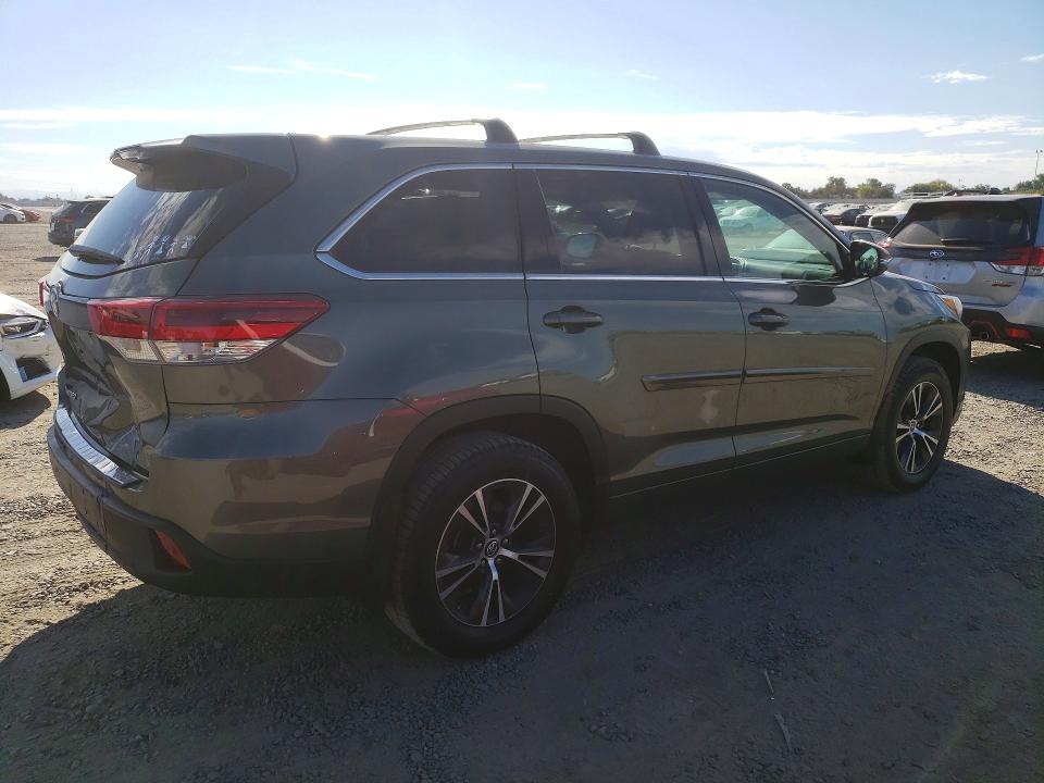 67753686 :رقم المزاد ، 5TDZZRFH1JS258900 vin ، 2018 Toyota Highlander مزاد بيع