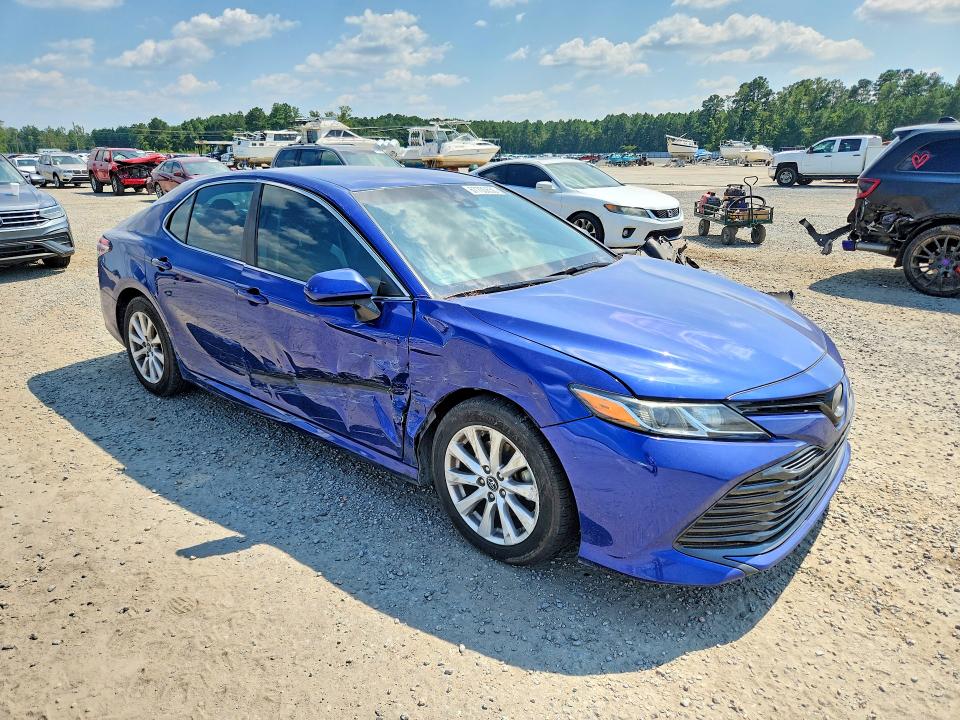 67700636 :رقم المزاد ، 4T1B11HK4JU656371 vin ، 2018 Toyota Camry مزاد بيع