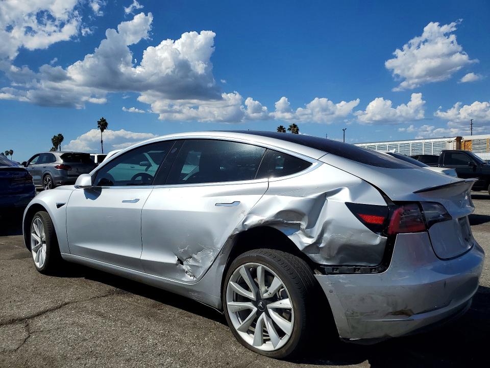 2018 Tesla Model 3 მანქანა იყიდება აუქციონზე, vin: 5YJ3E1EAXJF011001, აუქციონის ნომერი: 70746116