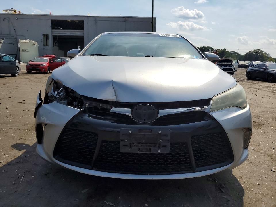 67132086 :رقم المزاد ، 4T1BK1FK0FU556422 vin ، 2015 Toyota Camry مزاد بيع