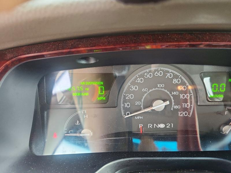 68387546 :رقم المزاد ، 1LNHM81W85Y614047 vin ، 2005 Lincoln Town Car مزاد بيع