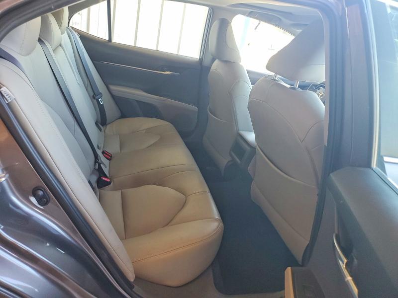 70675016 :رقم المزاد ، 4T1R11AK5MU421166 vin ، 2021 Toyota Camry مزاد بيع