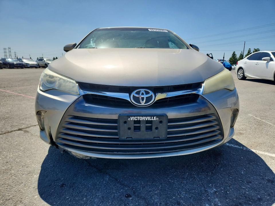 69123296 :رقم المزاد ، 4T1BF1FK5FU909595 vin ، 2015 Toyota Camry مزاد بيع