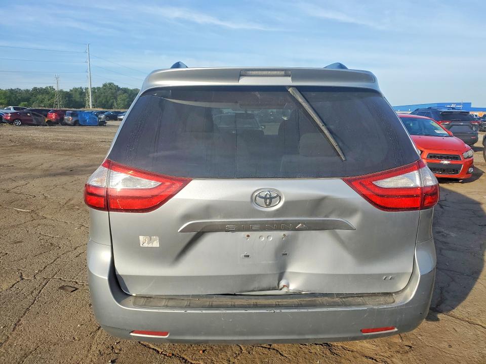 67699156 :رقم المزاد ، 5TDKK3DC8FS565997 vin ، 2015 Toyota Sienna مزاد بيع