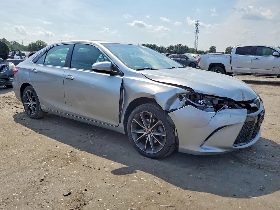 67132086 :رقم المزاد ، 4T1BK1FK0FU556422 vin ، 2015 Toyota Camry مزاد بيع