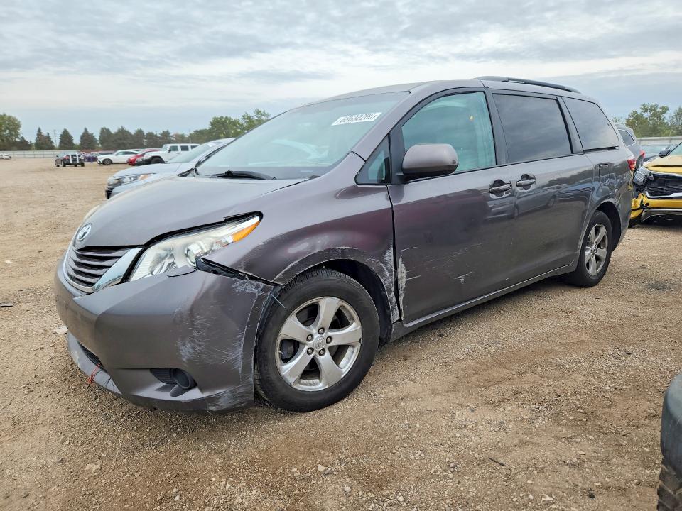 68630206 :رقم المزاد ، 5TDKK3DC7FS609570 vin ، 2015 Toyota Sienna مزاد بيع