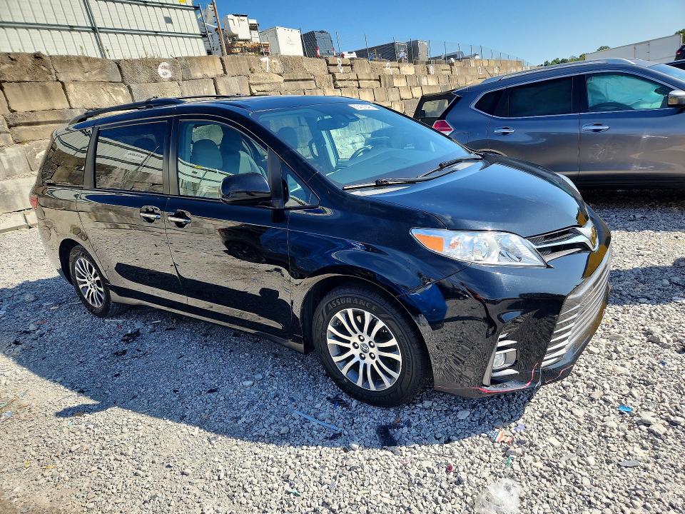 68431546 :رقم المزاد ، 5TDYZ3DC6JS965734 vin ، 2018 Toyota Sienna مزاد بيع