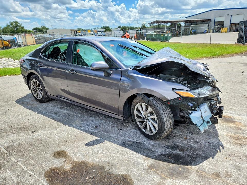 67884726 :رقم المزاد ، 4T1C11AK0NU646652 vin ، 2022 Toyota Camry مزاد بيع