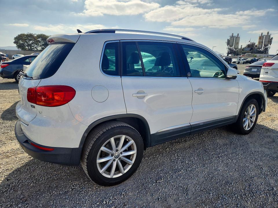 2017 Volkswagen Tiguan მანქანა იყიდება აუქციონზე, vin: WVGRV7AXXHK010415, აუქციონის ნომერი: 69404996