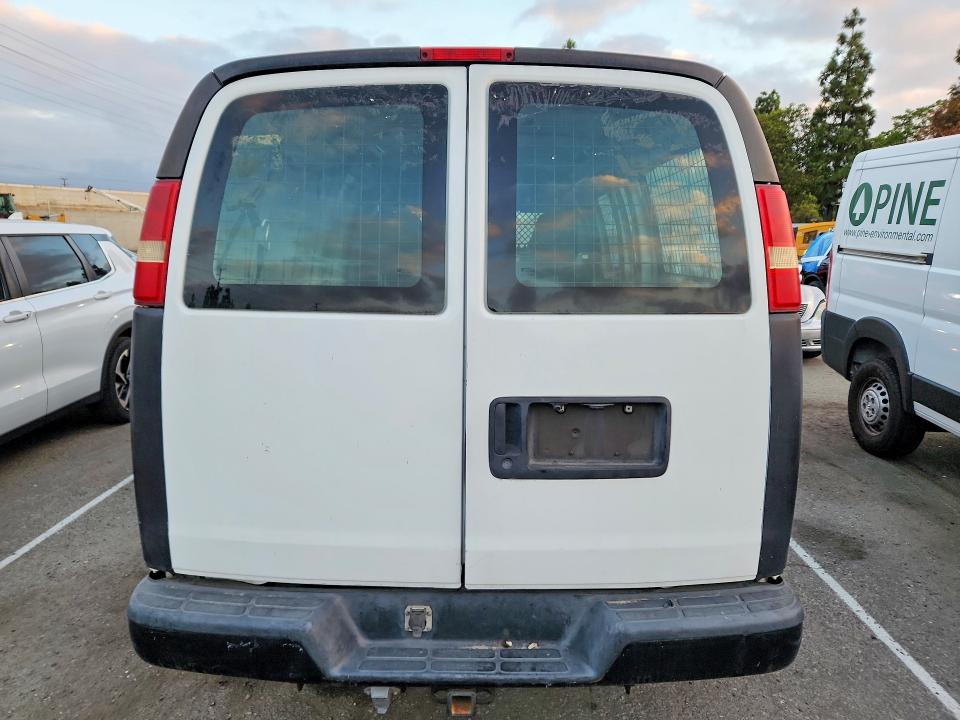 68579346 :رقم المزاد ، 1GCGG25V251256975 vin ، 2005 Chevrolet Express G2500 مزاد بيع