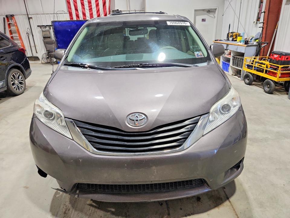 70968976 :رقم المزاد ، 5TDKK3DC7ES433568 vin ، 2014 Toyota Sienna مزاد بيع