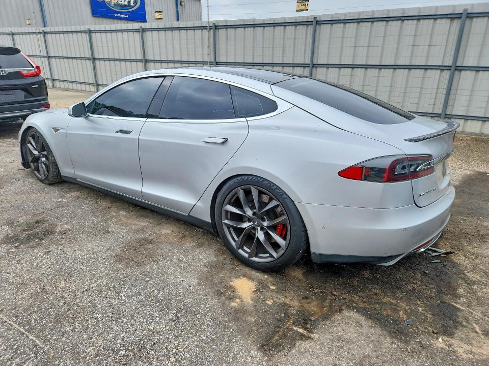 2015 Tesla Model S მანქანა იყიდება აუქციონზე, vin: 5YJSA1E4XFF113990, აუქციონის ნომერი: 70014306