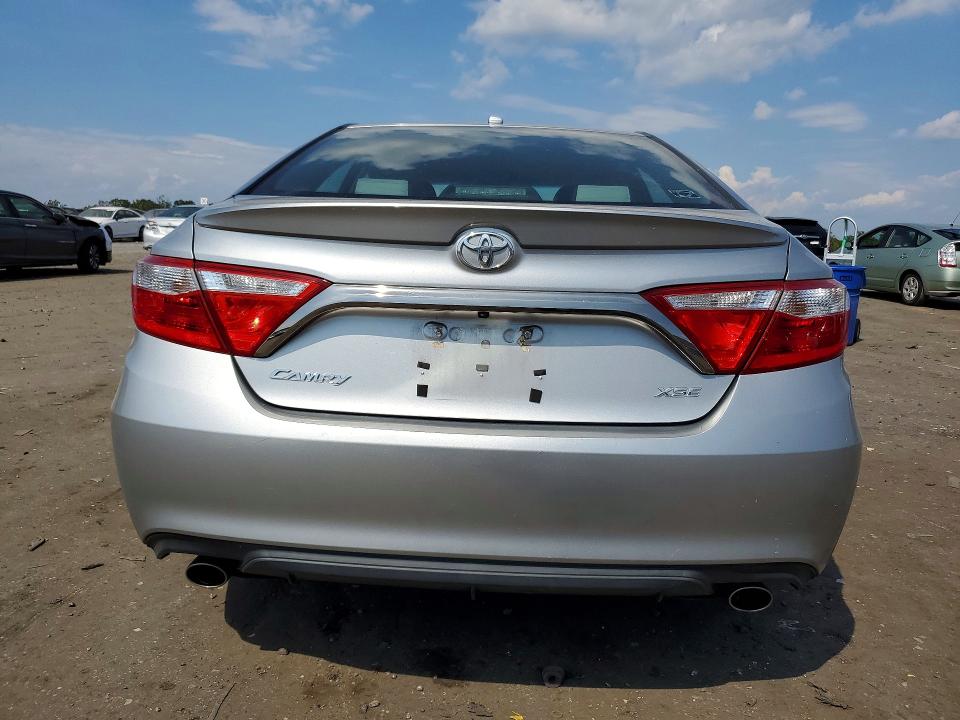 67132086 :رقم المزاد ، 4T1BK1FK0FU556422 vin ، 2015 Toyota Camry مزاد بيع