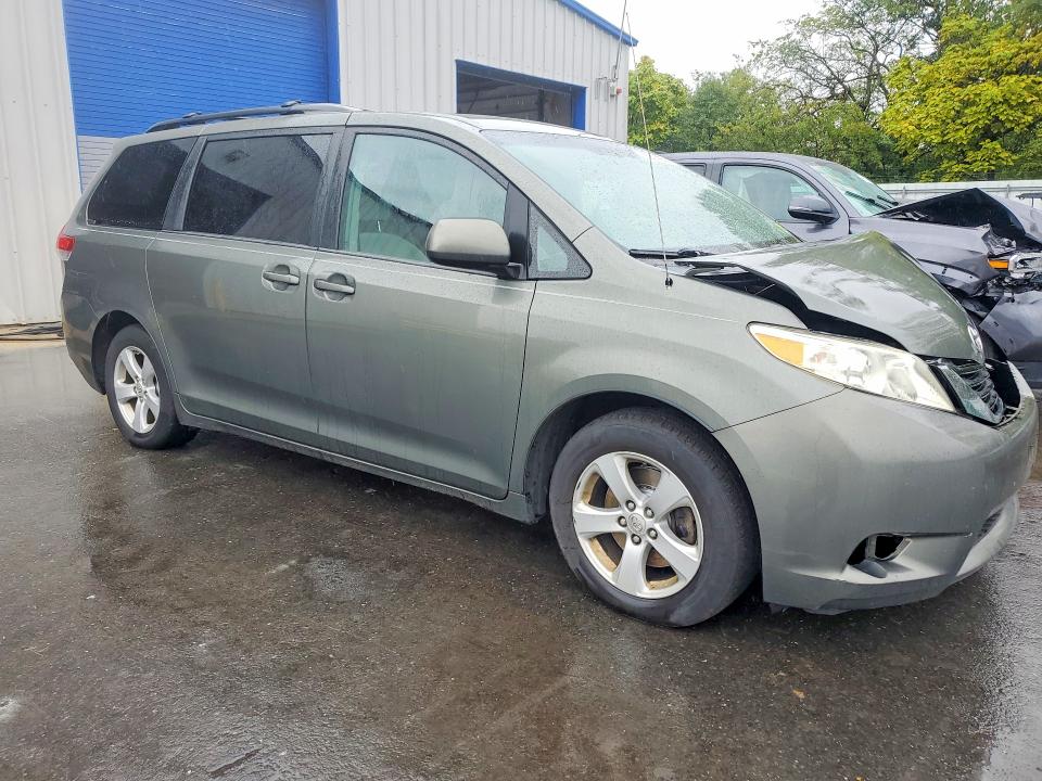 69334226 :رقم المزاد ، 5TDKK3DC2BS086002 vin ، 2011 Toyota Sienna مزاد بيع