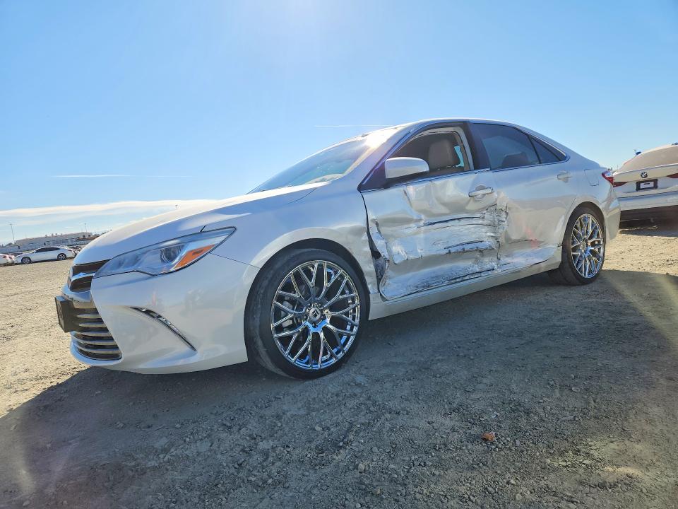 70351566 :رقم المزاد ، 4T1BK1FK2FU561332 vin ، 2015 Toyota Camry مزاد بيع