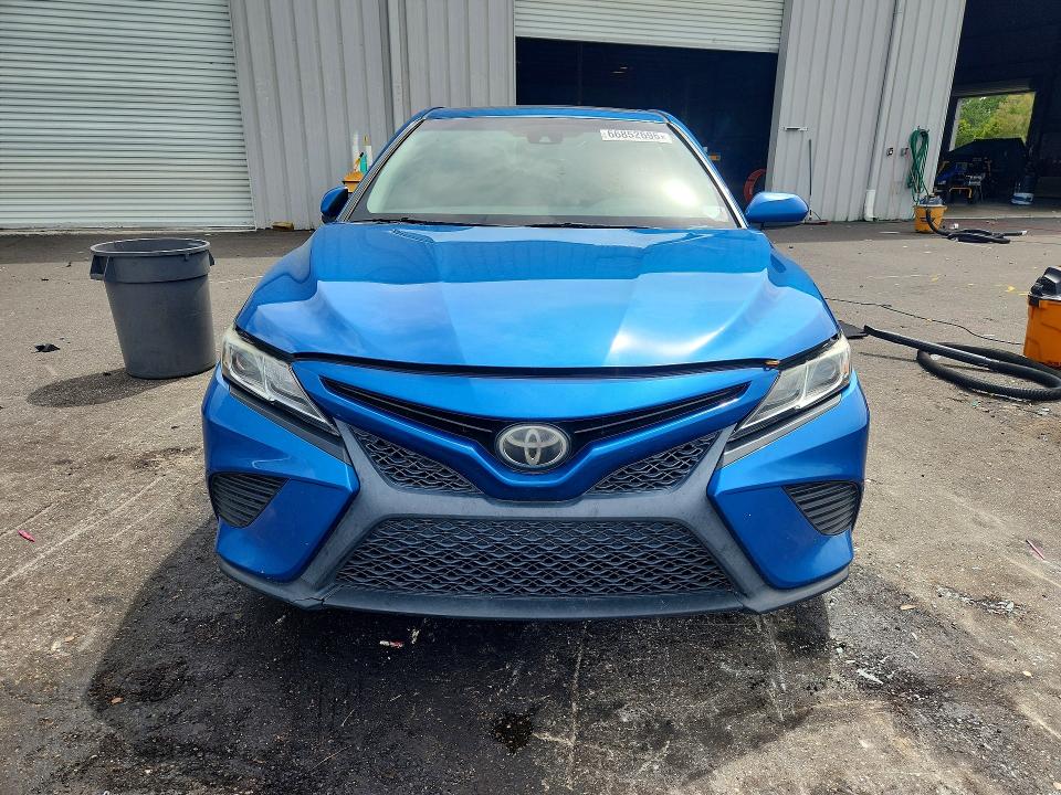 66852696 :رقم المزاد ، 4T1B11HK7JU054421 vin ، 2018 Toyota Camry مزاد بيع