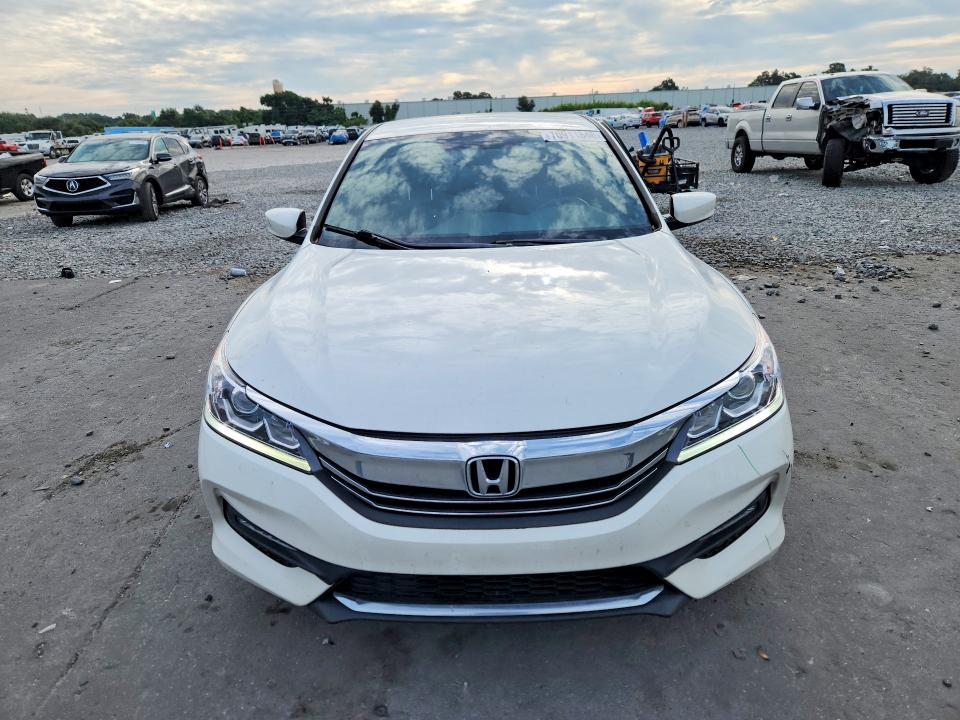 Продажа на аукционе авто 2017 Honda Accord, vin: 1HGCR2F52HA152600, номер лота: 70911846