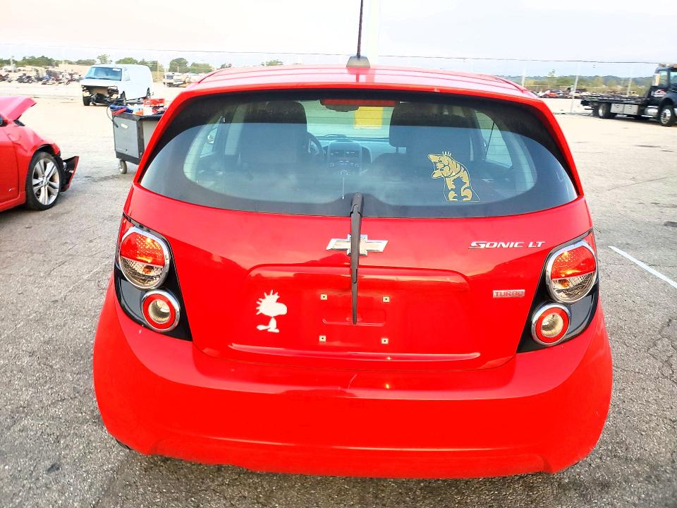 68255696 :رقم المزاد ، 1G1JC6SB3F4136453 vin ، 2015 Chevrolet Sonic مزاد بيع