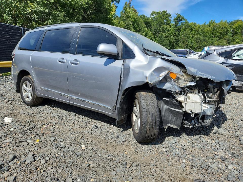 2017 Toyota Sienna მანქანა იყიდება აუქციონზე, vin: 5TDKZ3DC9HS853302, აუქციონის ნომერი: 68195176
