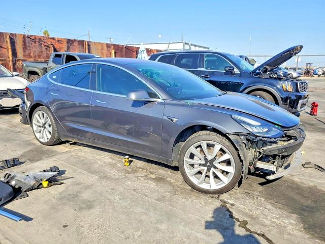 69828656 :رقم المزاد ، 5YJ3E1EA9JF011992 vin ، 2018 Tesla Model 3 مزاد بيع