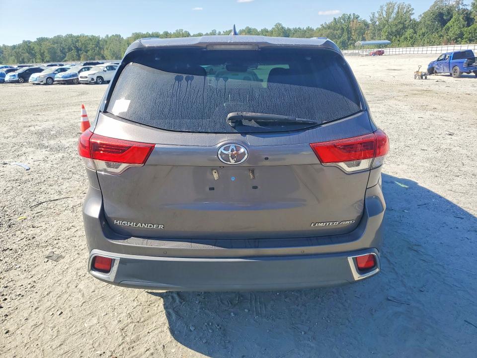 67971256 :رقم المزاد ، 5TDDZRFH4JS496279 vin ، 2018 Toyota Highlander مزاد بيع