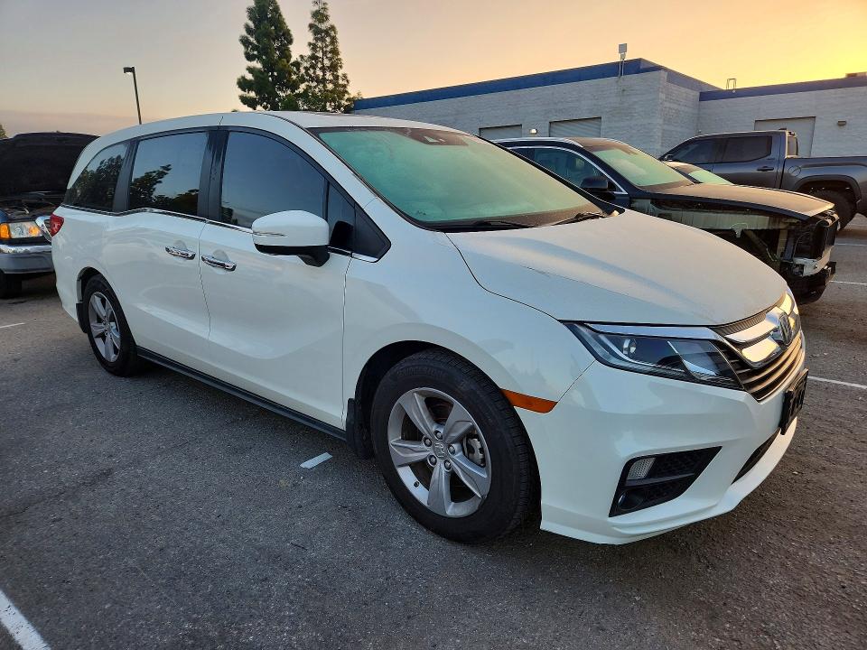 69583896 :رقم المزاد ، 5FNRL6H71JB099420 vin ، 2018 Honda Odyssey مزاد بيع