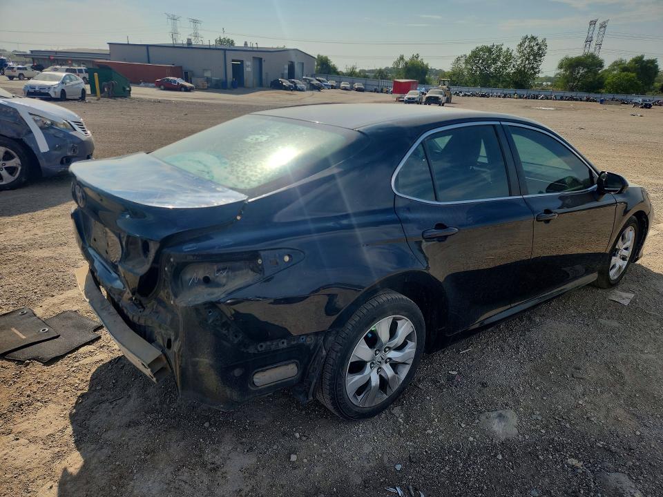 68070026 :رقم المزاد ، 4T1B11HKXJU663812 vin ، 2018 Toyota Camry مزاد بيع