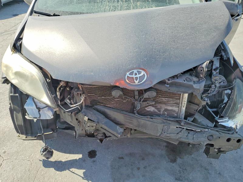 68272896 :رقم المزاد ، 5TDYK3DCXFS572315 vin ، 2015 Toyota Sienna مزاد بيع
