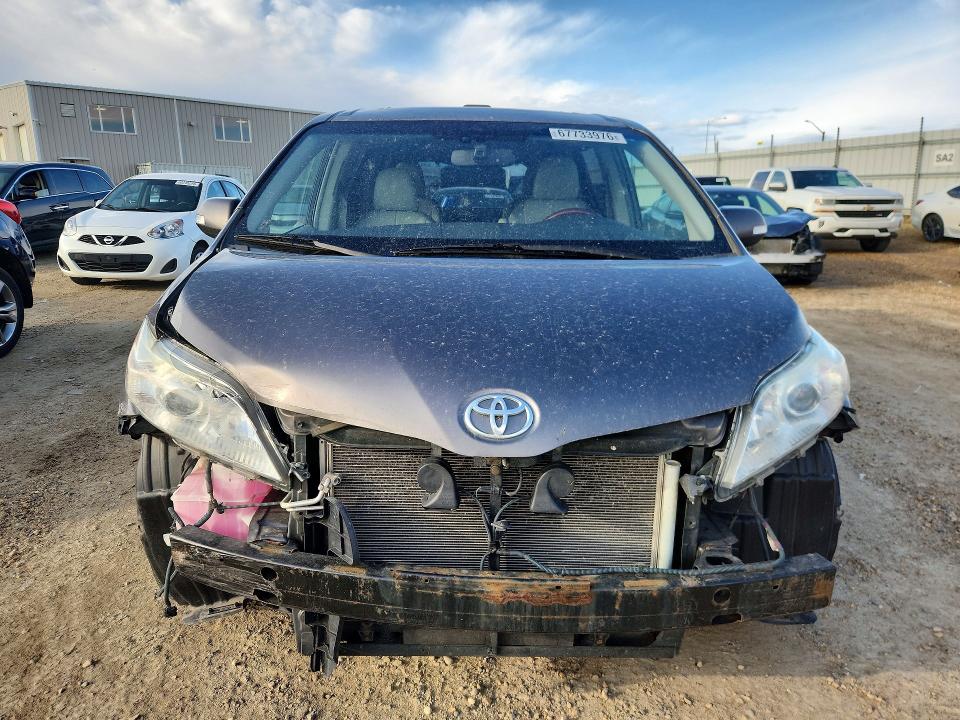 67733976 :رقم المزاد ، 5TDDK3DC3ES076768 vin ، 2014 Toyota Sienna مزاد بيع