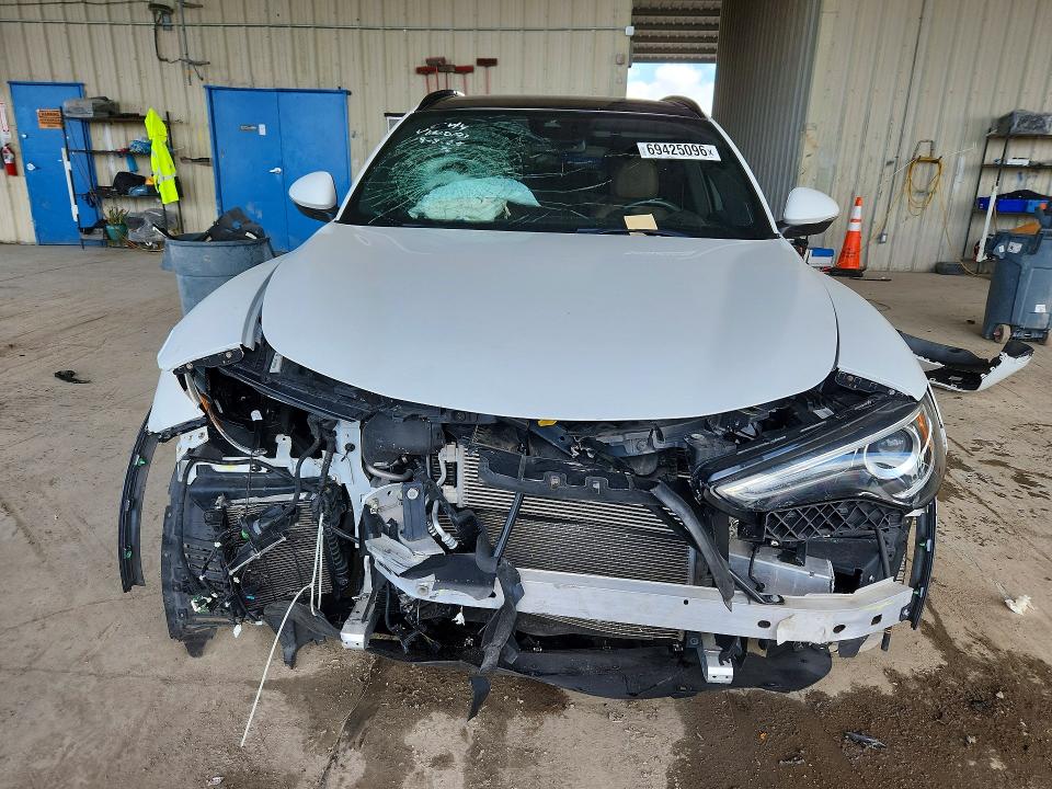 Продажа на аукционе авто 2023 Alfa Romeo Stelvio, vin: ZASPAKBN8P7D50193, номер лота: 69425096