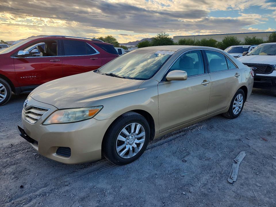 70136746 :رقم المزاد ، 4T1BF3EK0BU727097 vin ، 2011 Toyota Camry مزاد بيع
