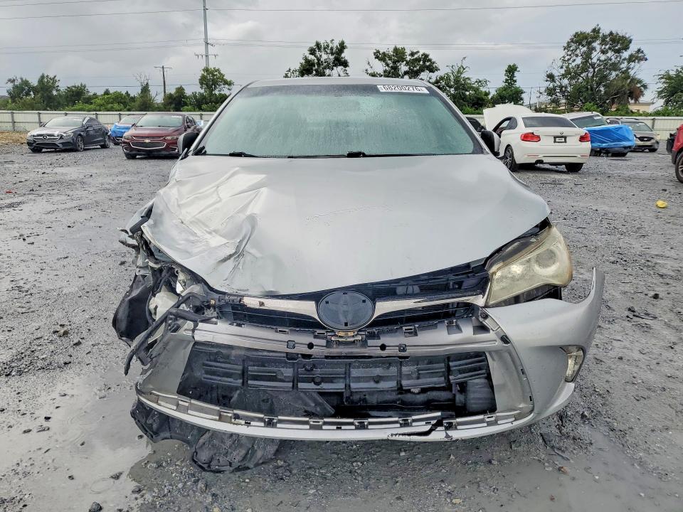 68200276 :رقم المزاد ، 4T1BF1FK1FU023886 vin ، 2015 Toyota Camry مزاد بيع