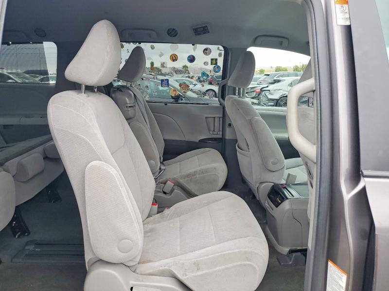69148126 :رقم المزاد ، 5TDKZ3DC2HS776790 vin ، 2017 Toyota Sienna مزاد بيع