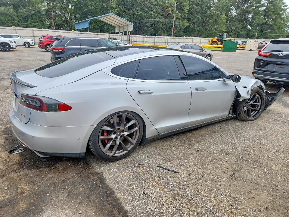 2015 Tesla Model S მანქანა იყიდება აუქციონზე, vin: 5YJSA1E4XFF113990, აუქციონის ნომერი: 70014306