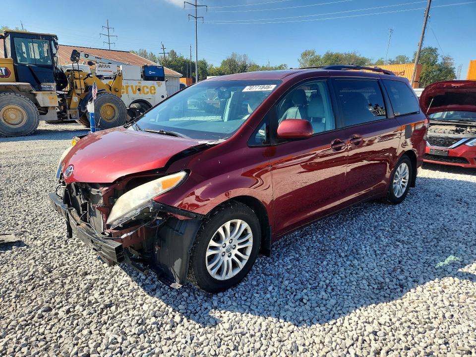 70771846 :رقم المزاد ، 5TDYK3DC4DS380448 vin ، 2013 Toyota Sienna مزاد بيع